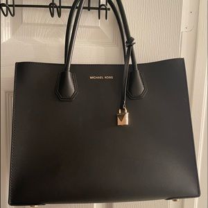 I am selling my Michael kors bag . Brand new